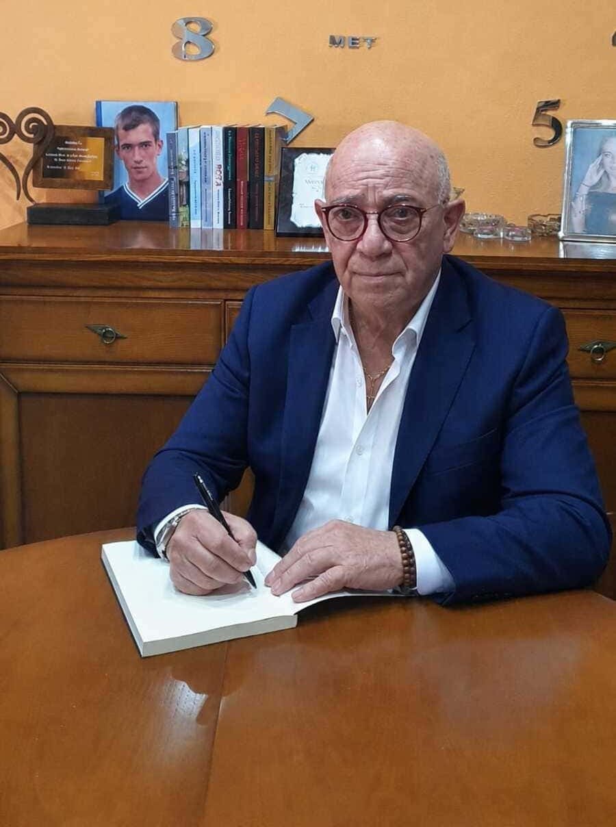 Manuel García trabajando en casa